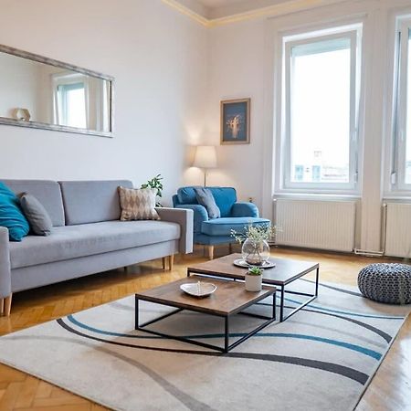 Chic Central Flat With River View Budapest Exterior photo